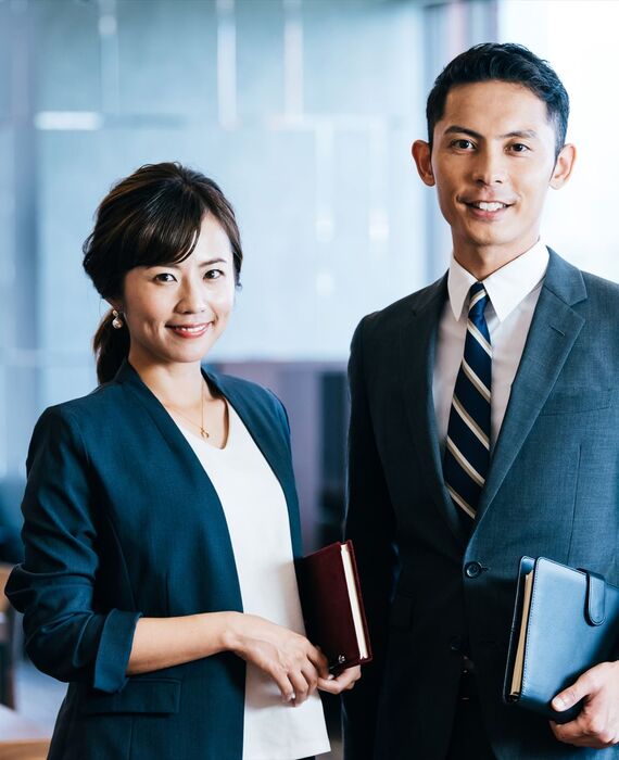 事務所で働くスタッフ