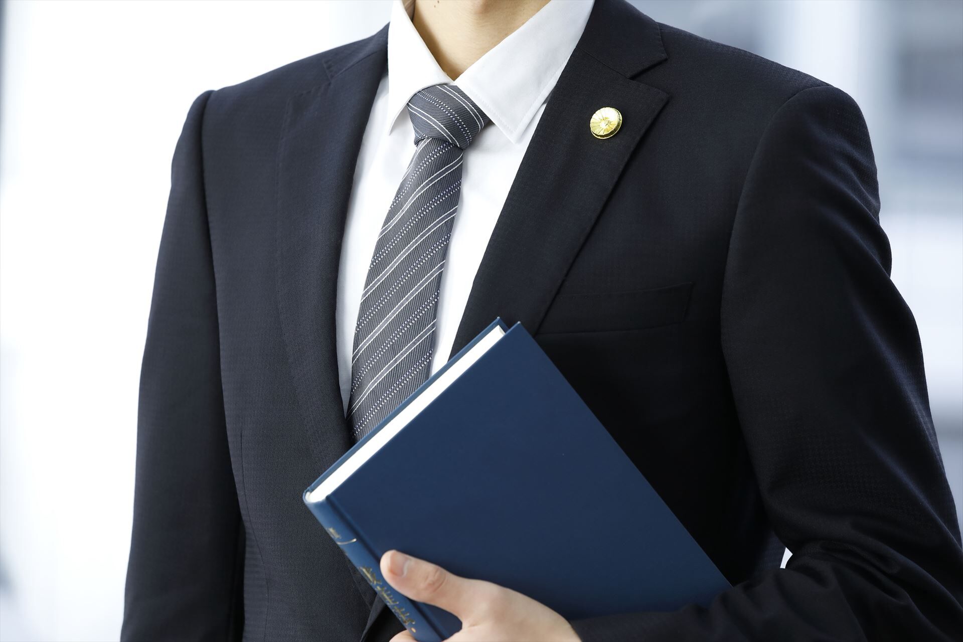 胸を張る弁護士