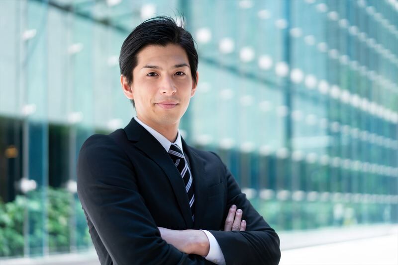 腕組みするビジネスマン